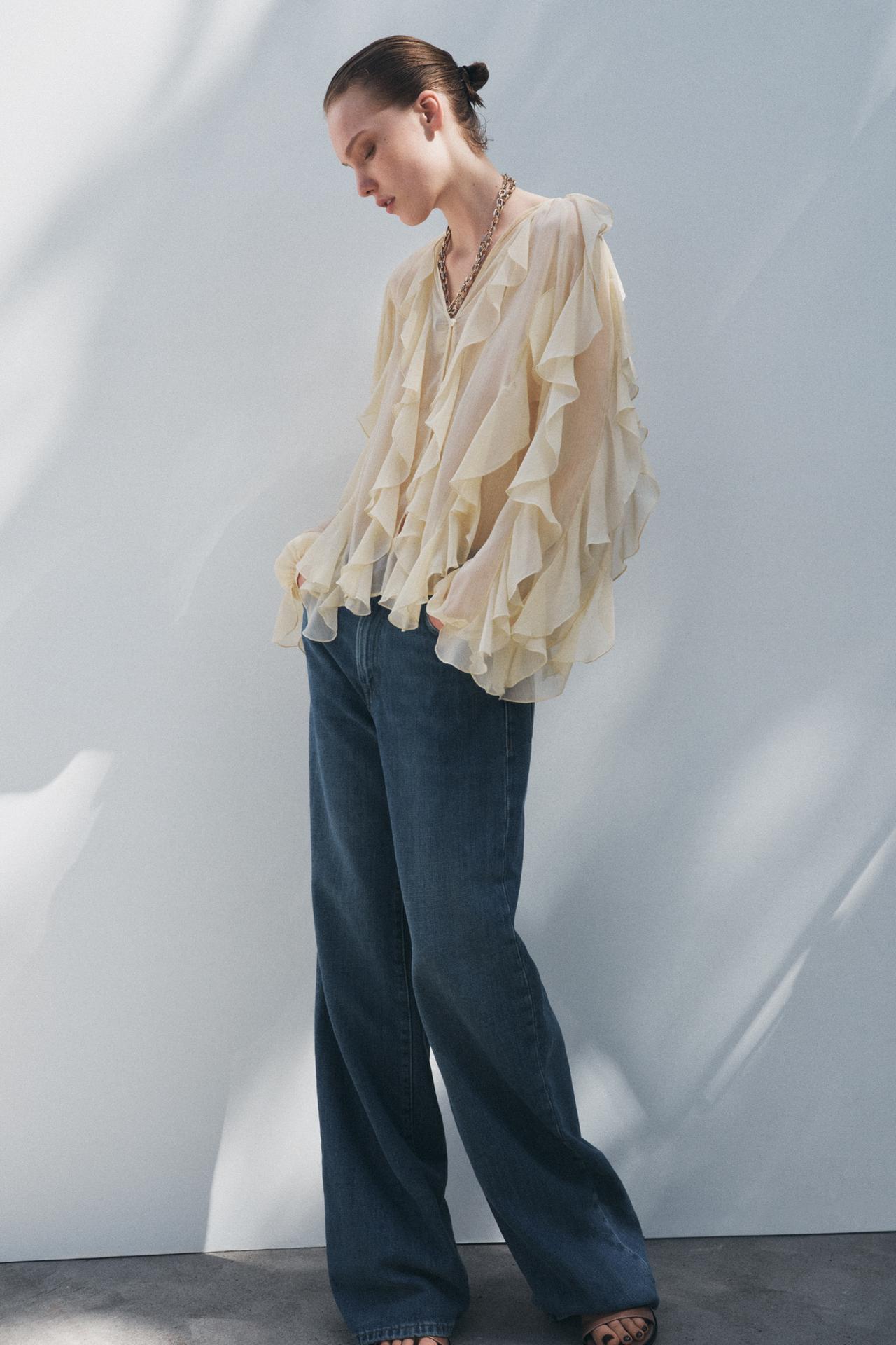 V-hals blouse met volants en luchtige pasvorm – Selina