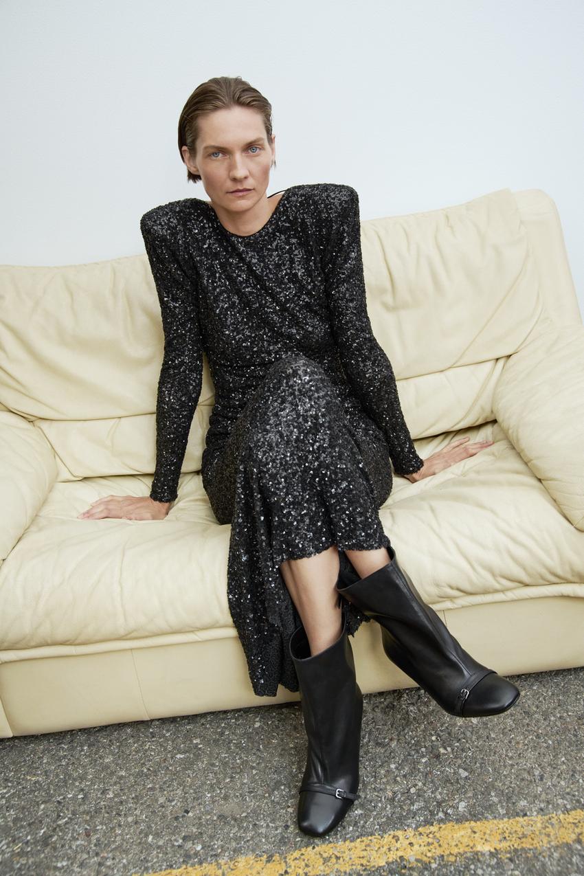Maxi glitterjurk met open rug en lange mouwen – Yara