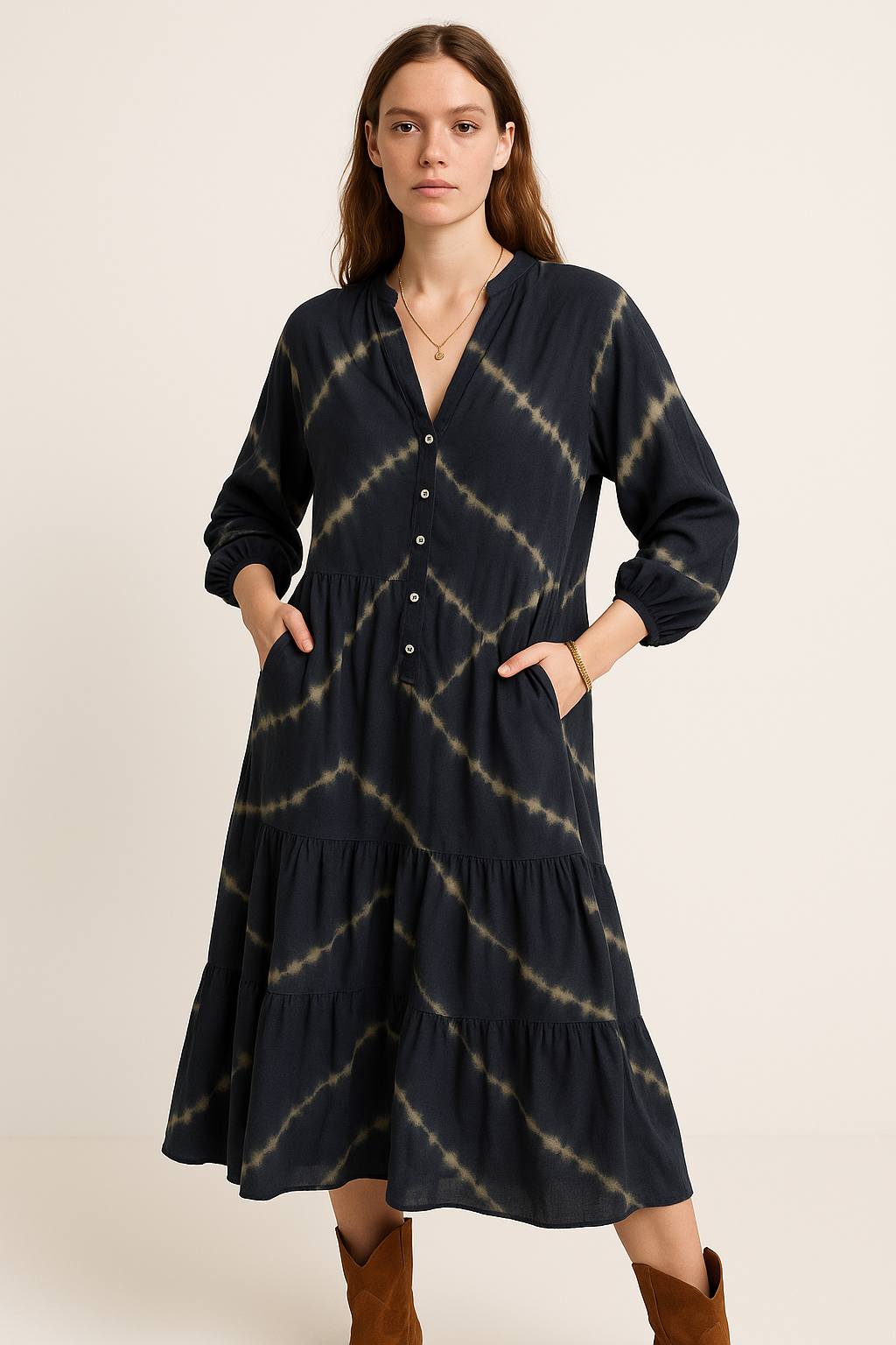 Maxi damesjurk met V-hals en bohemien streeppatroon – Evelina