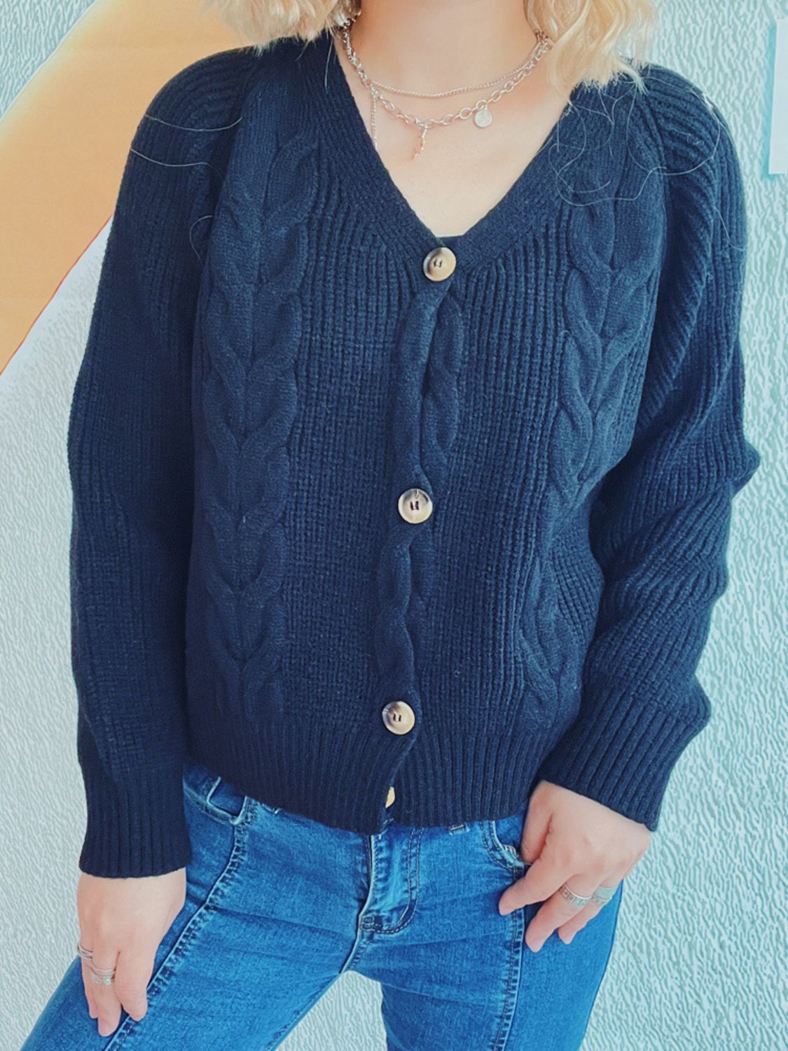 Kabelgebreid V-hals vest met knopen – Emma