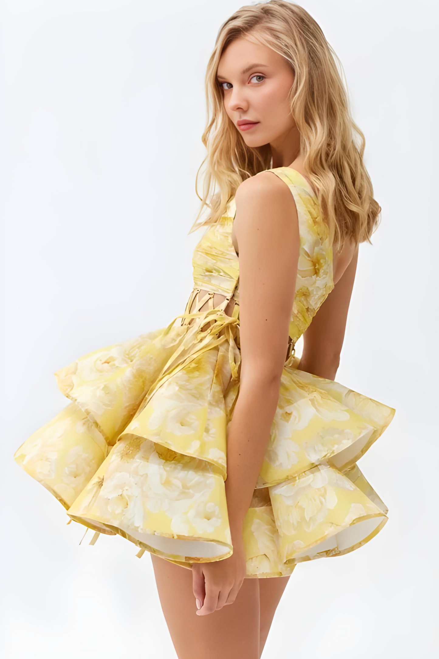 One-shoulder bloemenjurk met cut-outs en volume – Emma