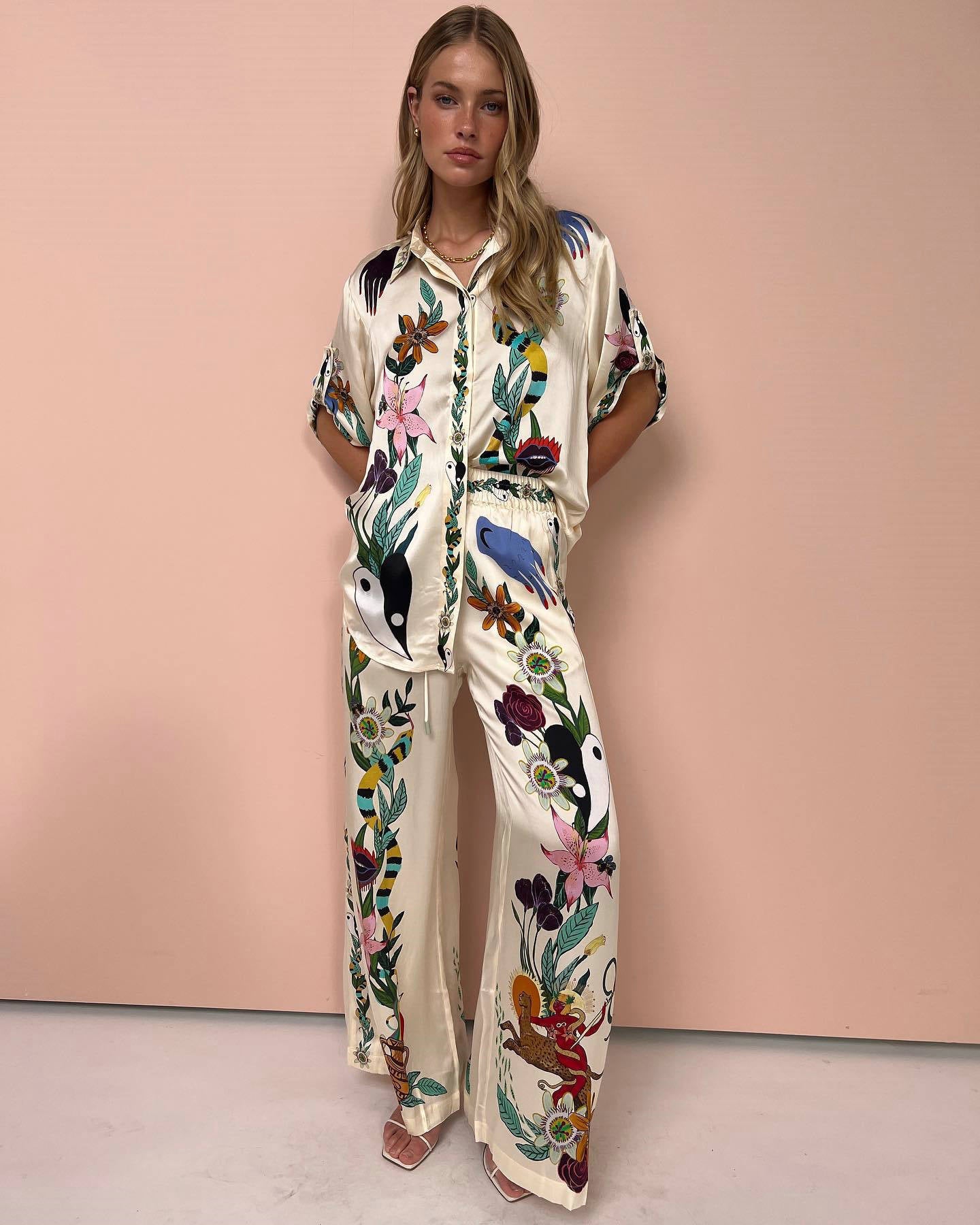 Satijnen bloemen set met los shirt en wijde broek – Hana
