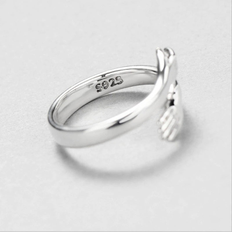Zilveren Ring met Knuffelende Handen – Elegantie en Symboliek - Eva