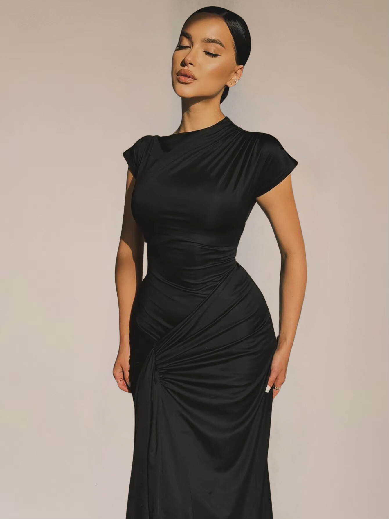 Maxi avondjurk met lace-up rug en elegante snit – Amoura
