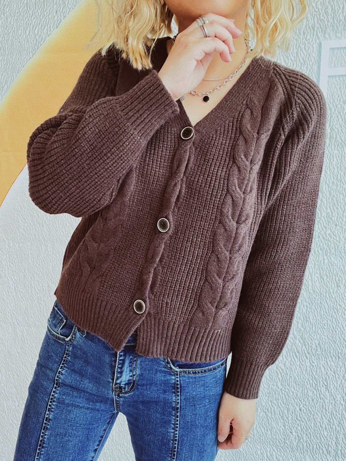 Kabelgebreid V-hals vest met knopen – Emma