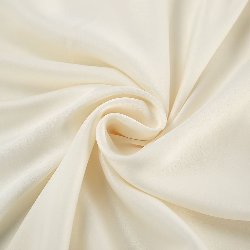 Slanke satijnen halter midi-jurk in off-white – Valentina