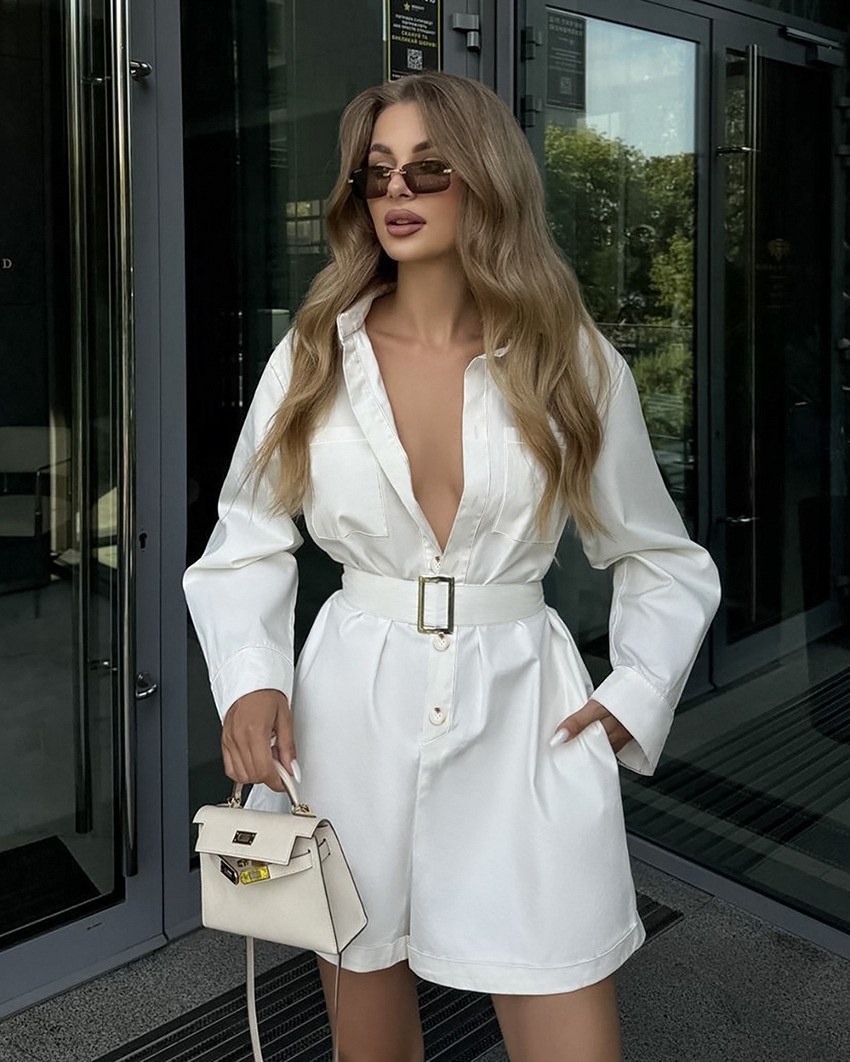 Witte shirtjurk romper met knopen en riem – Laura