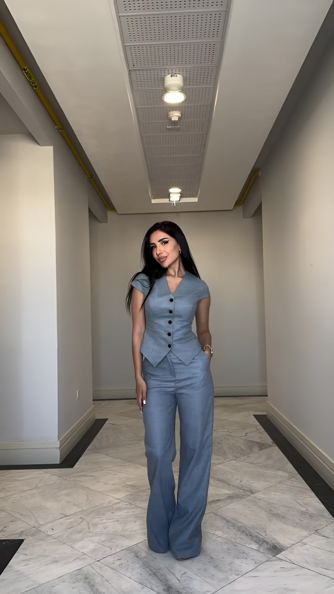 Elegant damespak met flatterende pasvorm en luxe stof – Elanira