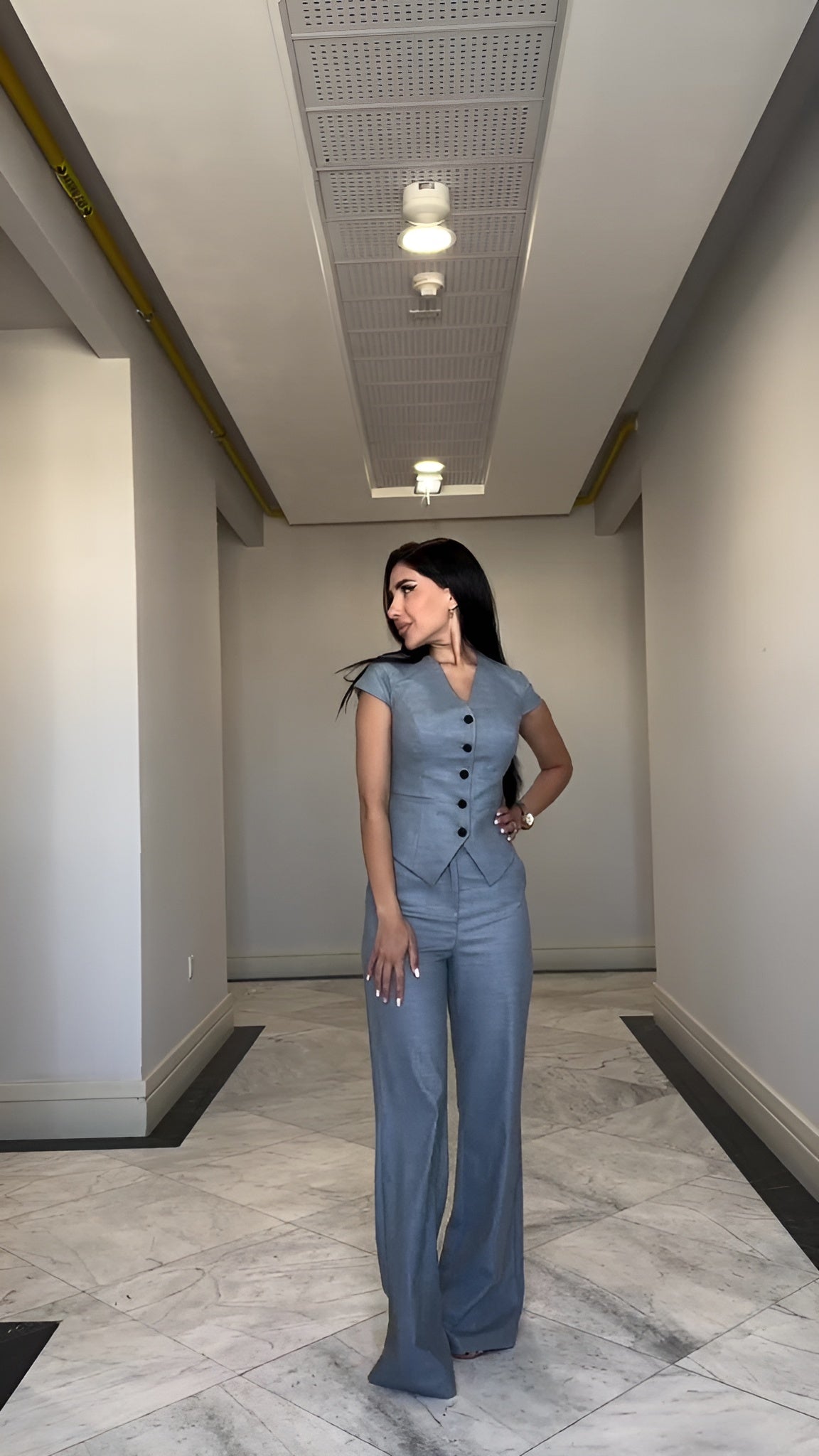 Elegant damespak met flatterende pasvorm en luxe stof – Elanira