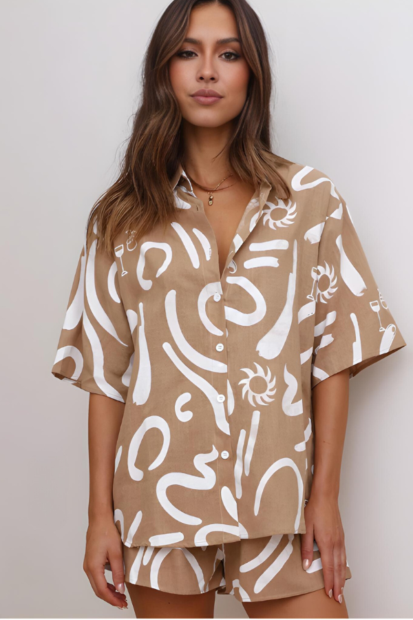 Dames strandset met knoopshirt en hoge shorts – Sorella