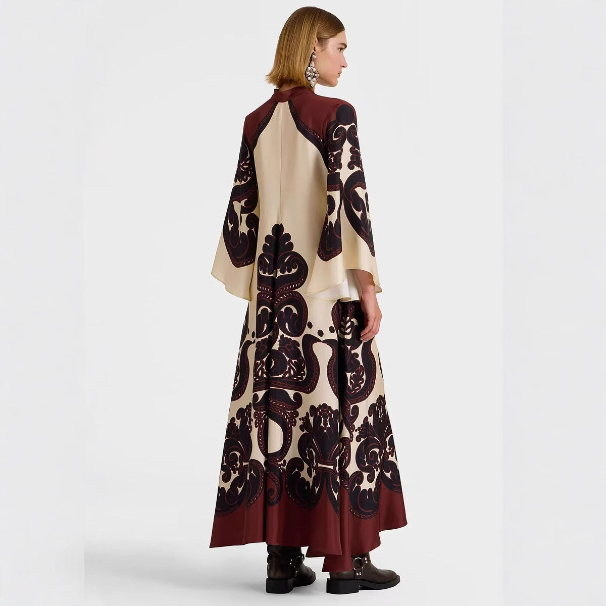 Satijnen maxi-jurk met print en watervalmouwen – Alurina