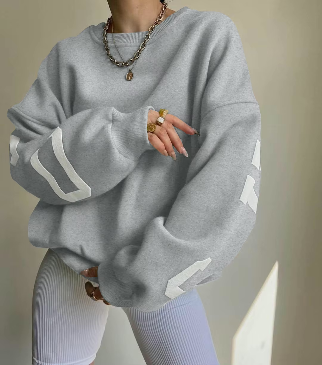 Oversized sweatshirt met varsity details en zachte stof – Maelyn