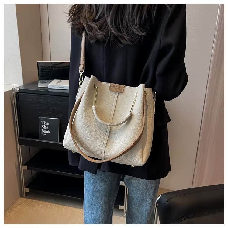 Elegante vegan tote bag met gouden details – Marelia