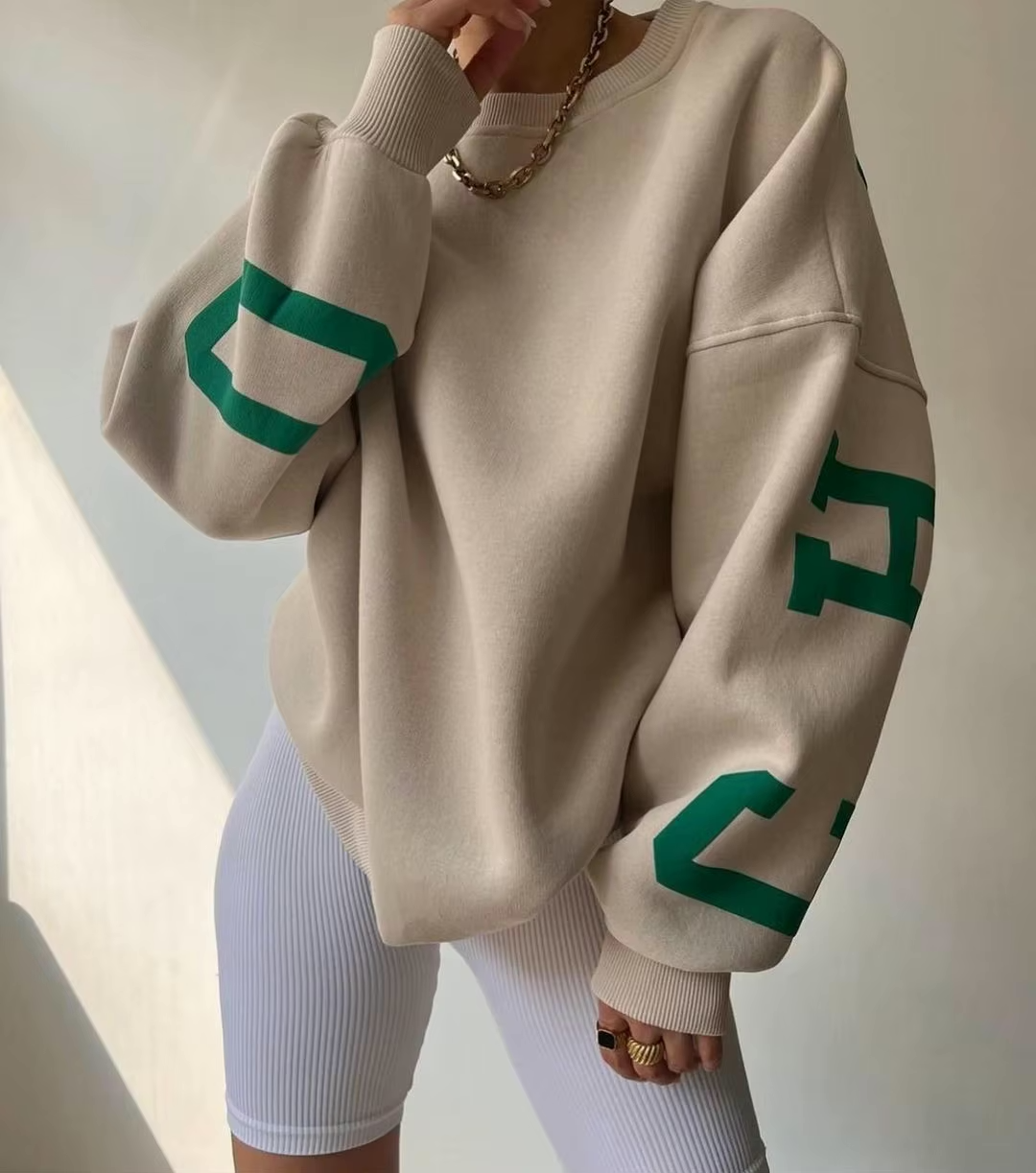 Oversized sweatshirt met varsity details en zachte stof – Maelyn