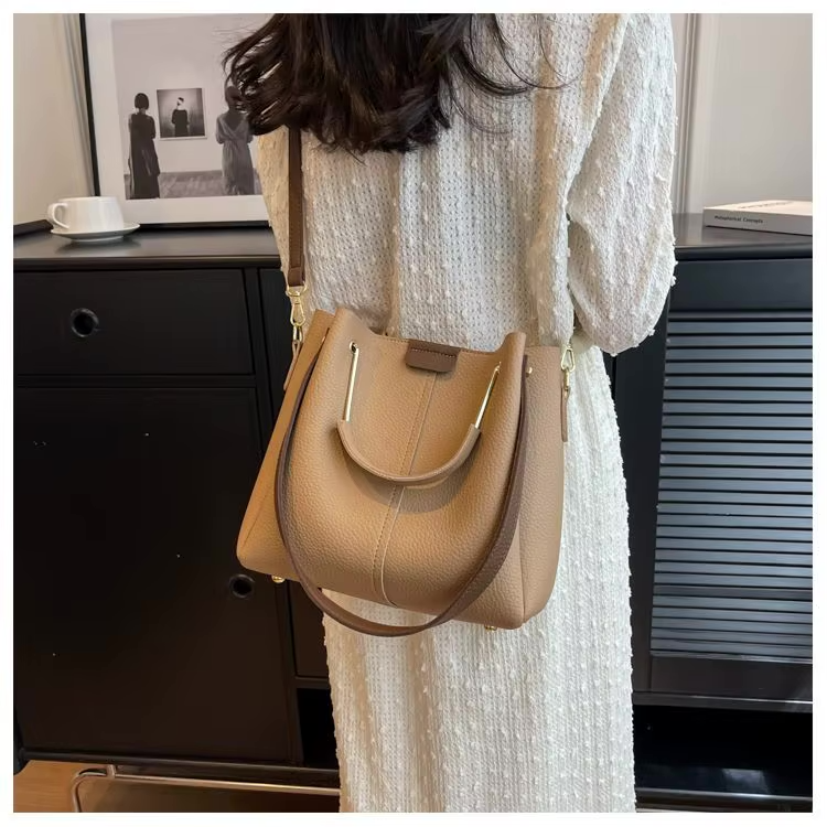 Elegante vegan tote bag met gouden details – Marelia
