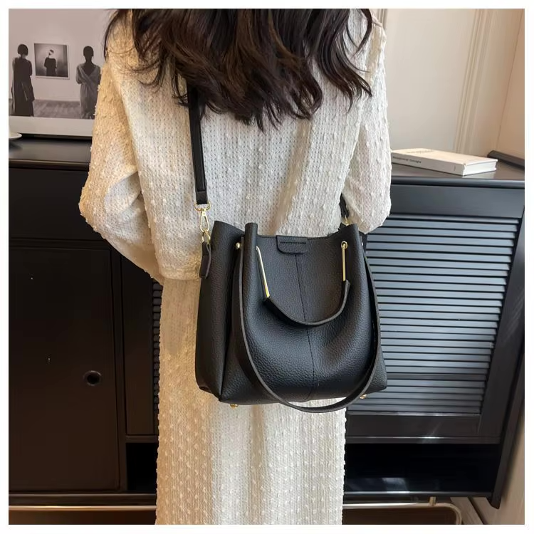 Elegante vegan tote bag met gouden details – Marelia