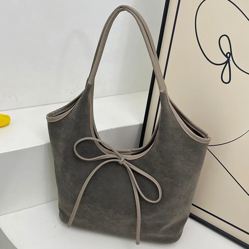 Vegan suède schoudertas met strikdetail – Alessa