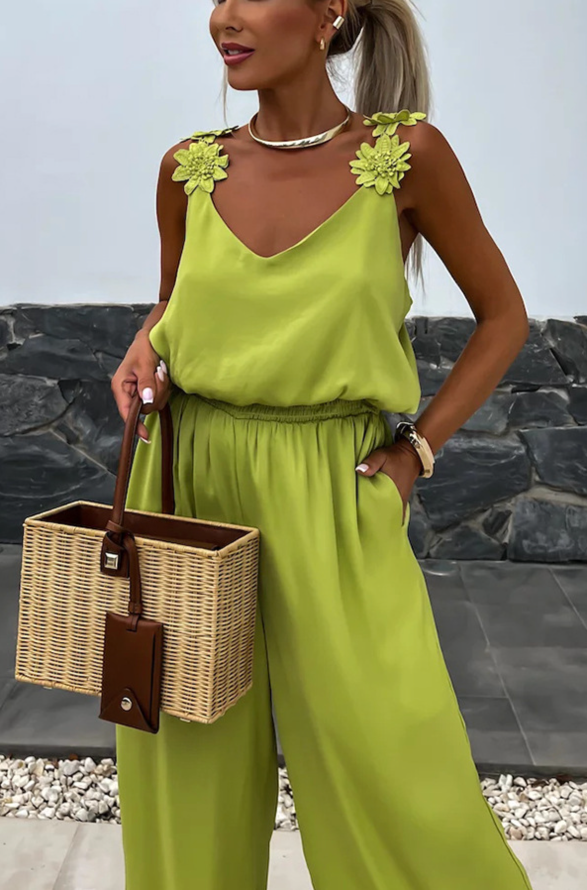Satijnen dames jumpsuit met bloemenbandjes en pasvorm – Elanory