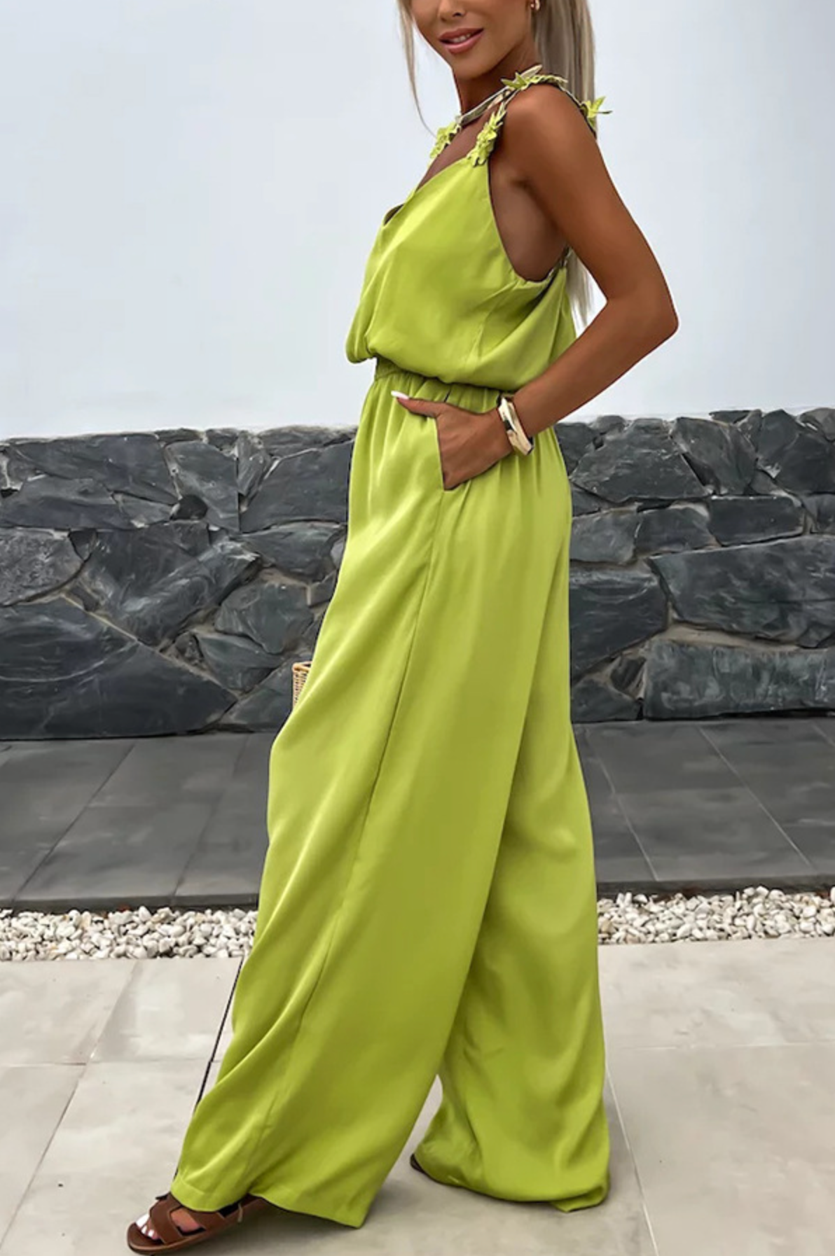 Satijnen dames jumpsuit met bloemenbandjes en pasvorm – Elanory