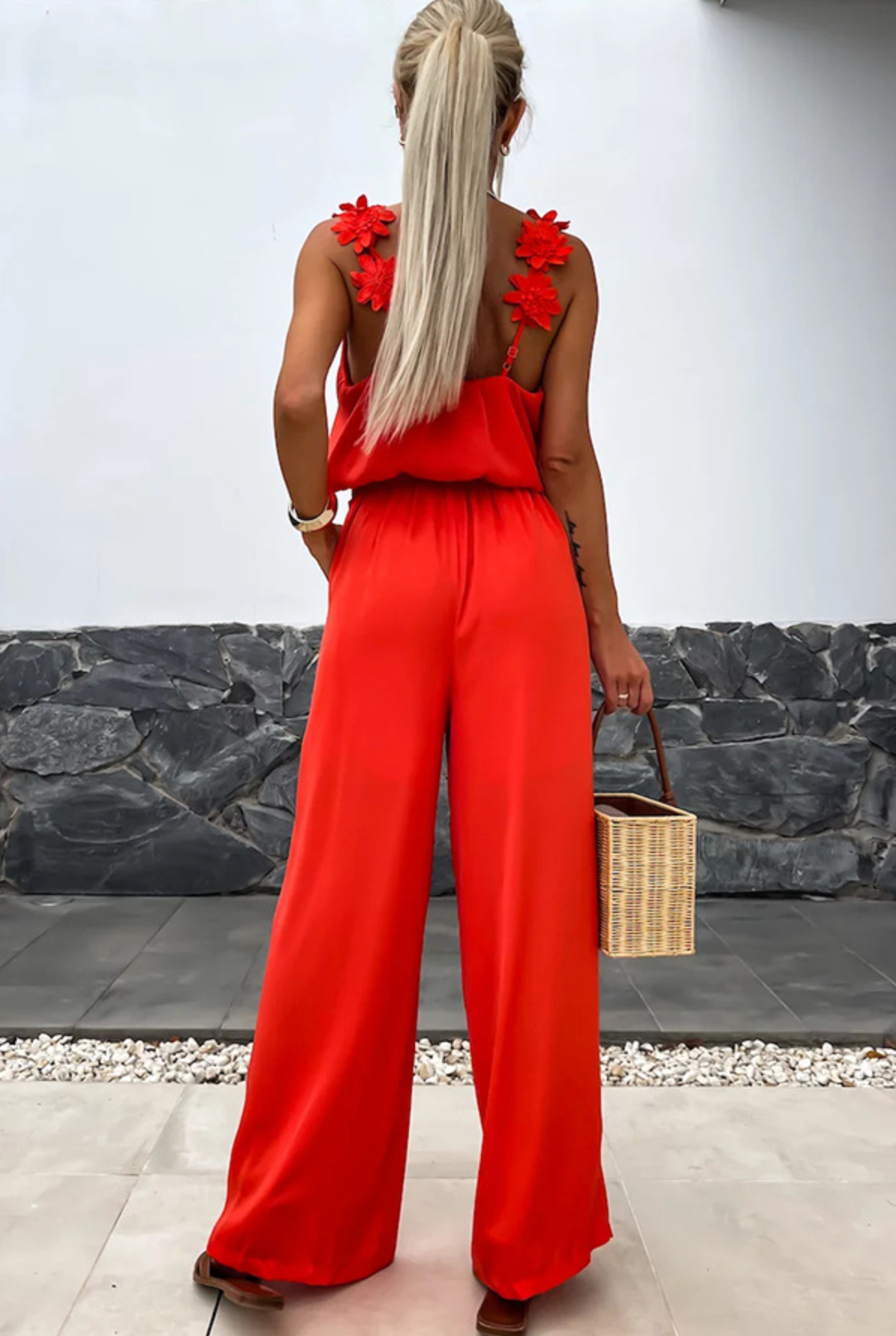 Satijnen dames jumpsuit met bloemenbandjes en pasvorm – Elanory