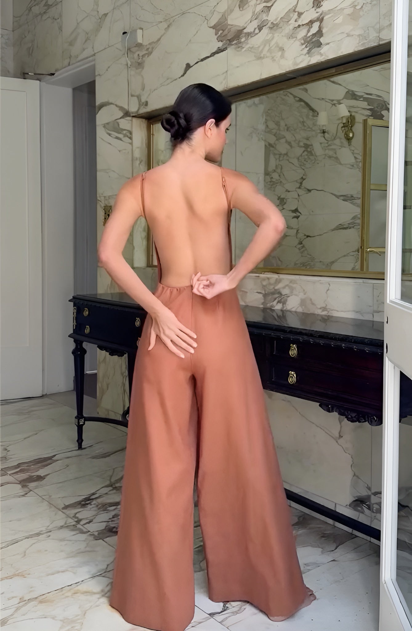 Dames jumpsuit met open rug en halternek – Selvaya