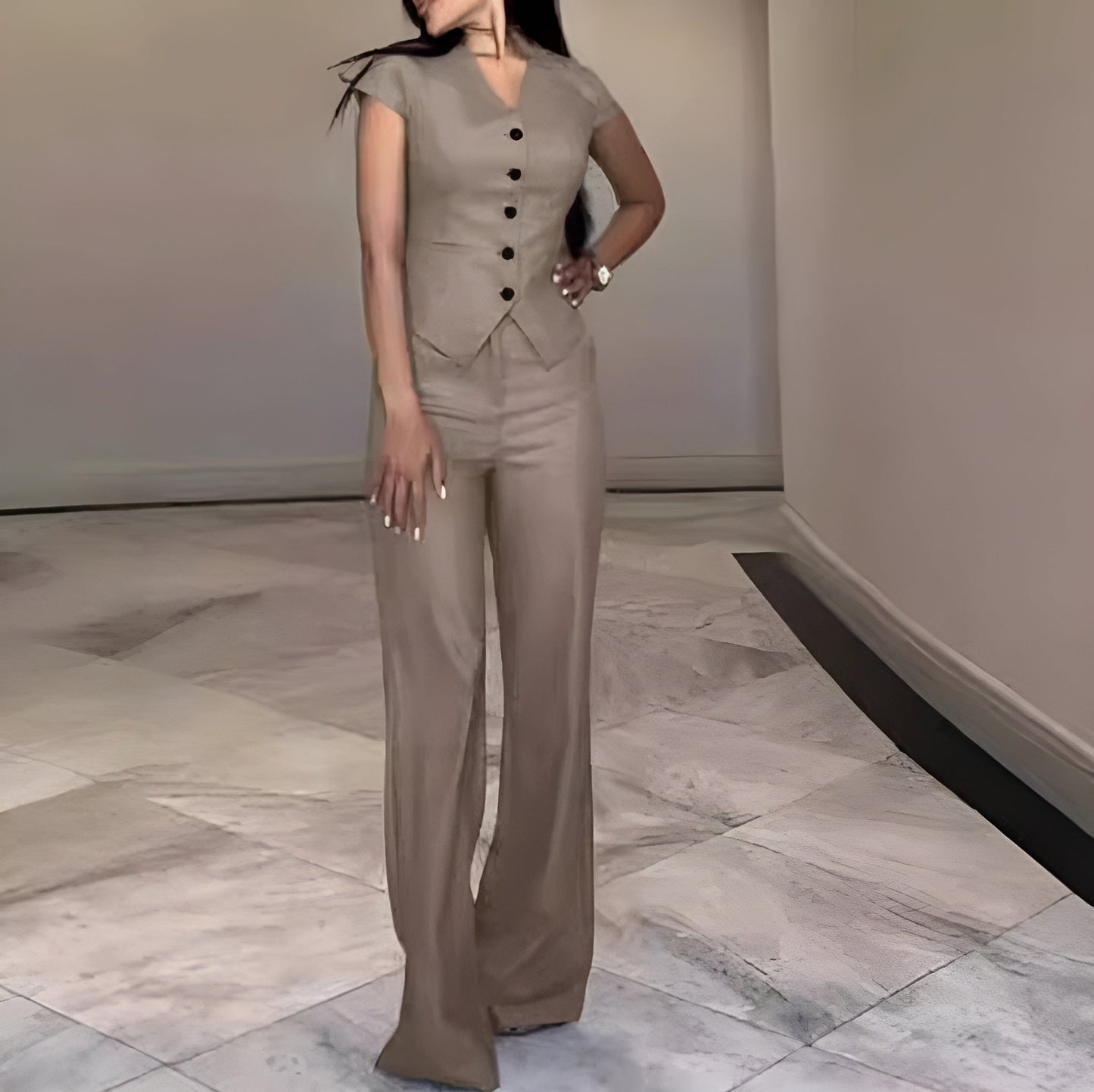 Elegant damespak met flatterende pasvorm en luxe stof – Elanira