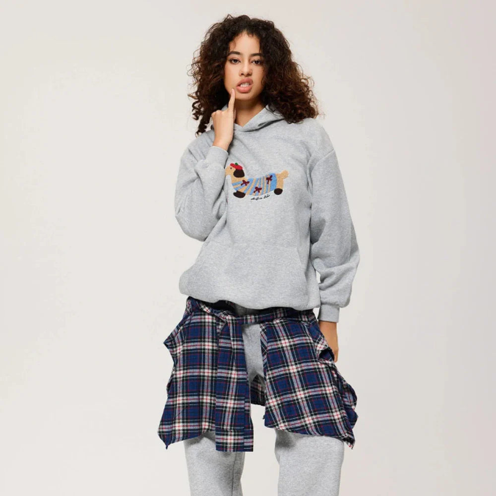 Geborduurde hoodie met teckelmotief en fleecevoering – Luna