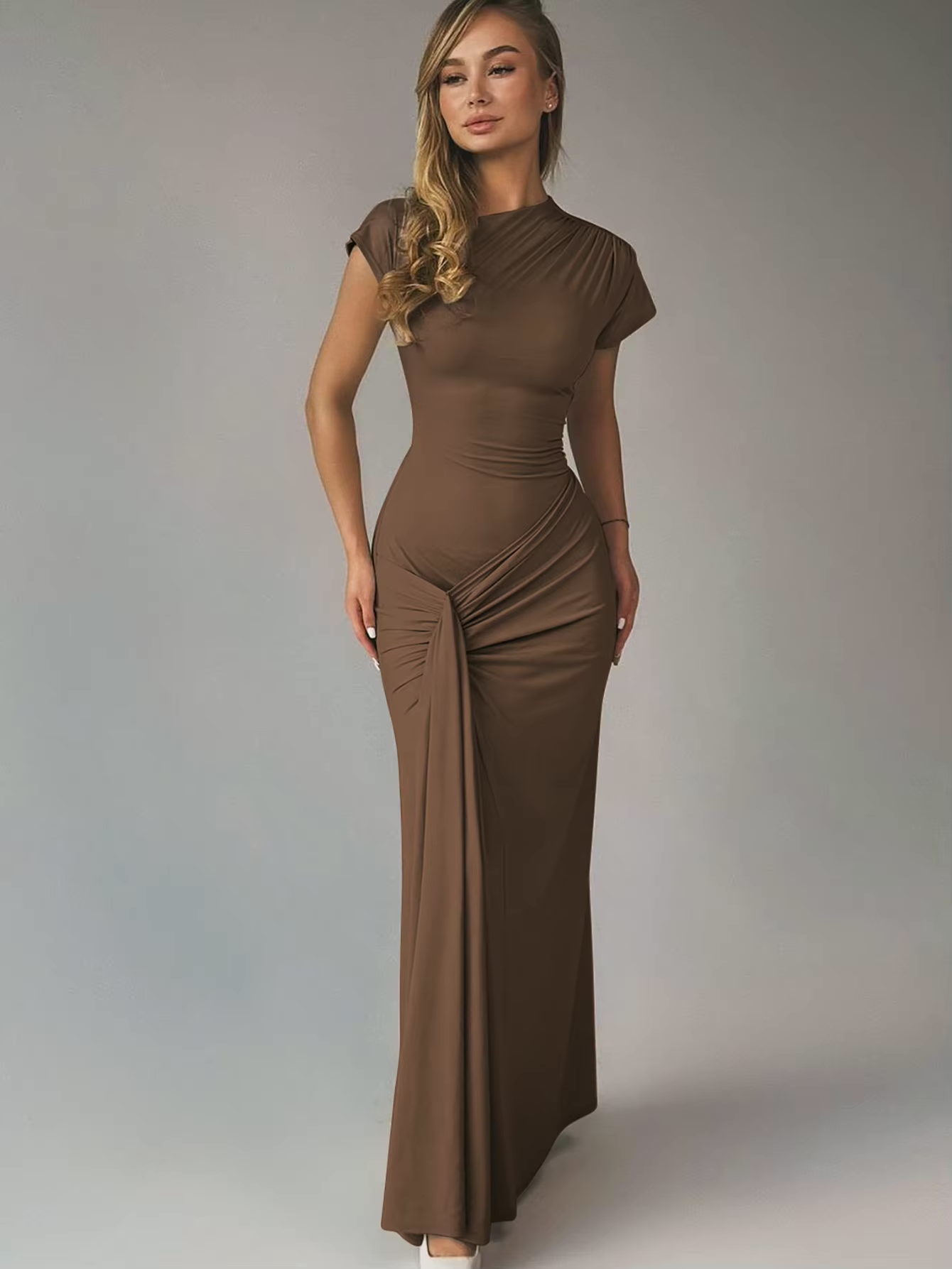 Maxi avondjurk met lace-up rug en elegante snit – Amoura