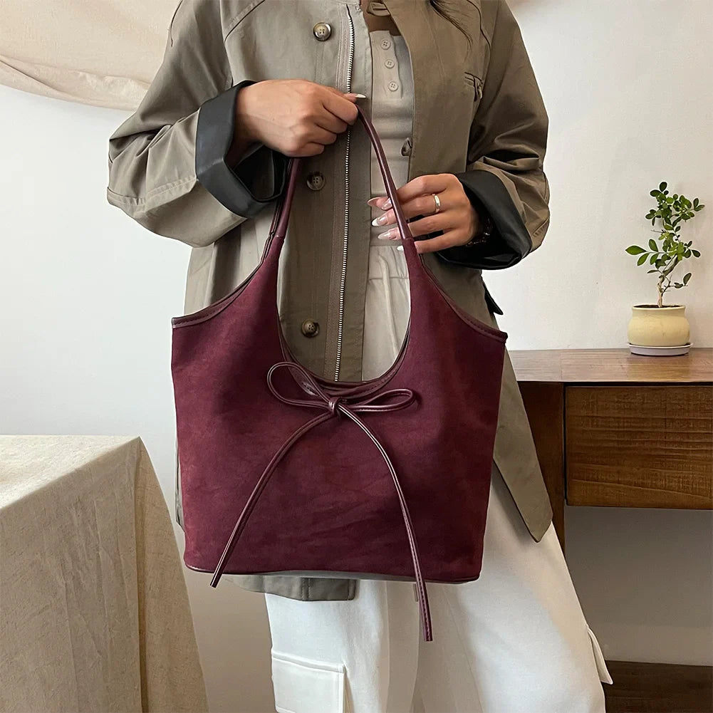 Vegan suède schoudertas met strikdetail – Alessa