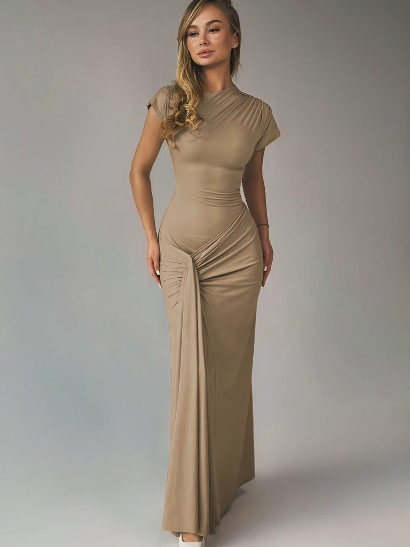 Maxi avondjurk met lace-up rug en elegante snit – Amoura