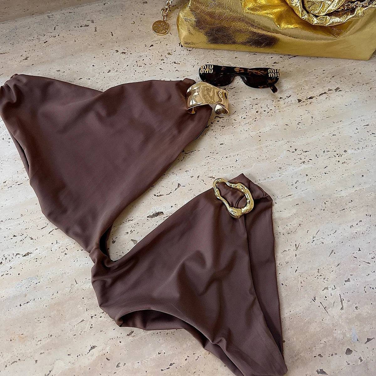 Badpak One Shoulder Goud Detail Luxe Pasvorm – Sylorra