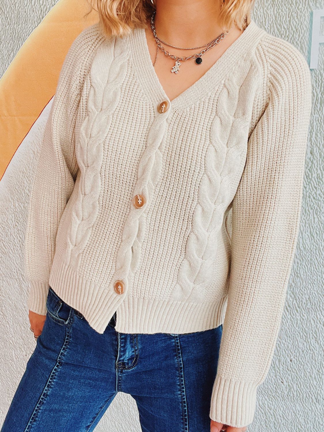 Kabelgebreid damesvest met V-hals en knoopsluiting – Olivia