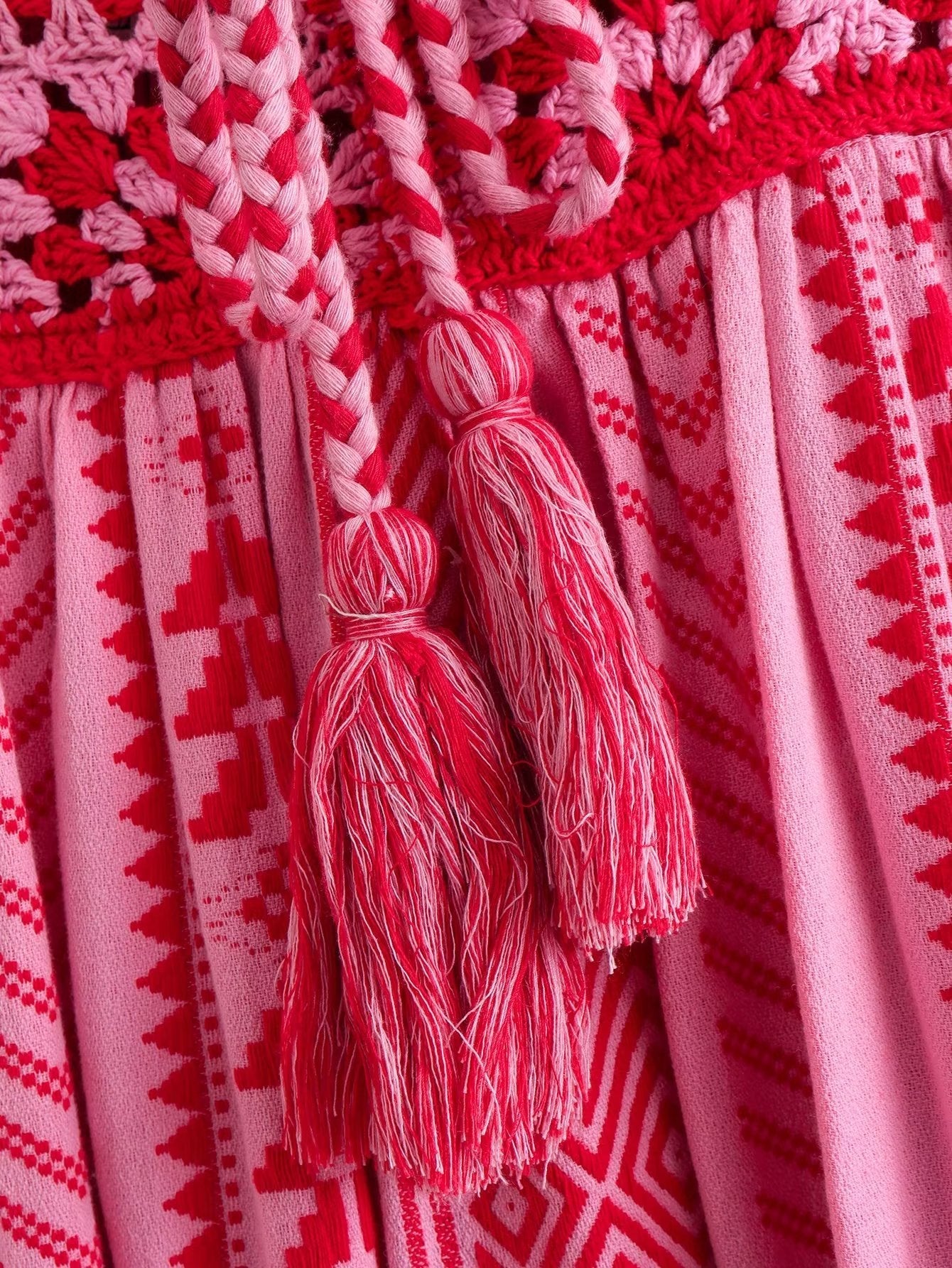 Gehaakte maxi jurk in roze met accenten – Livia