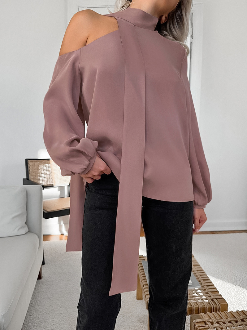 Satijnen damesblouse met strik kraag en asymmetrische zoom – Livia