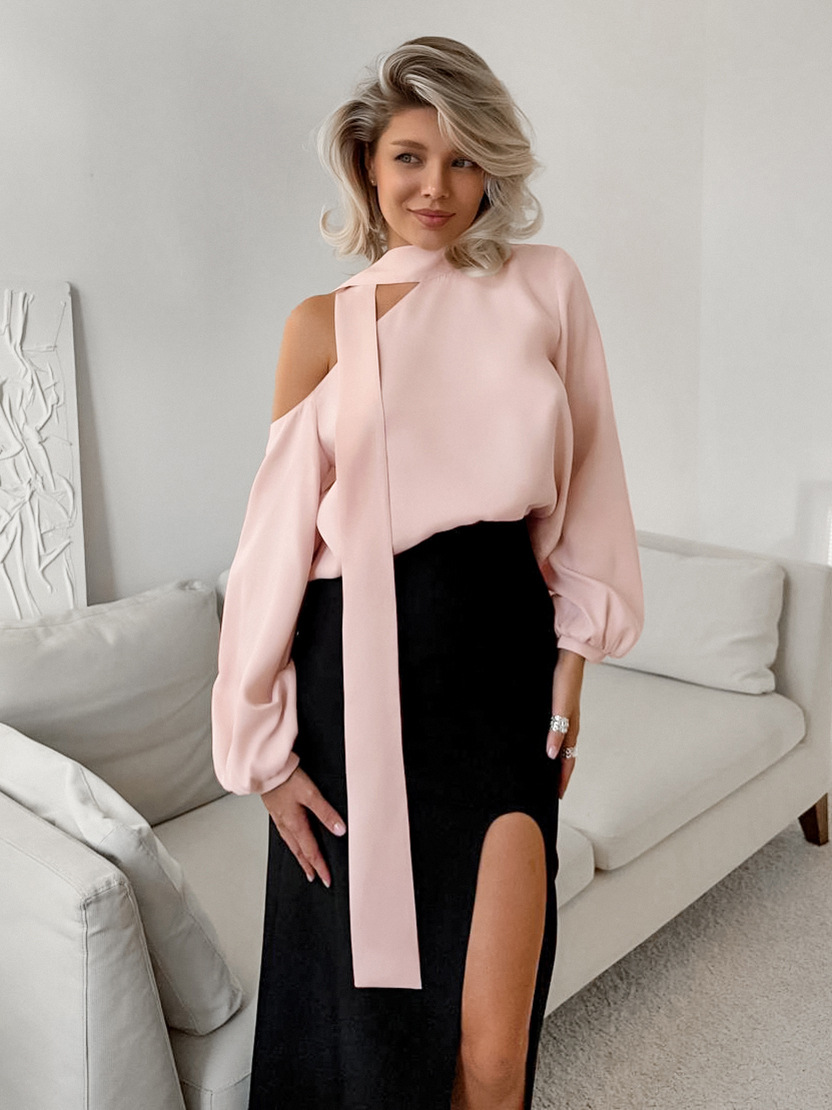 Satijnen damesblouse met strik kraag en asymmetrische zoom – Livia