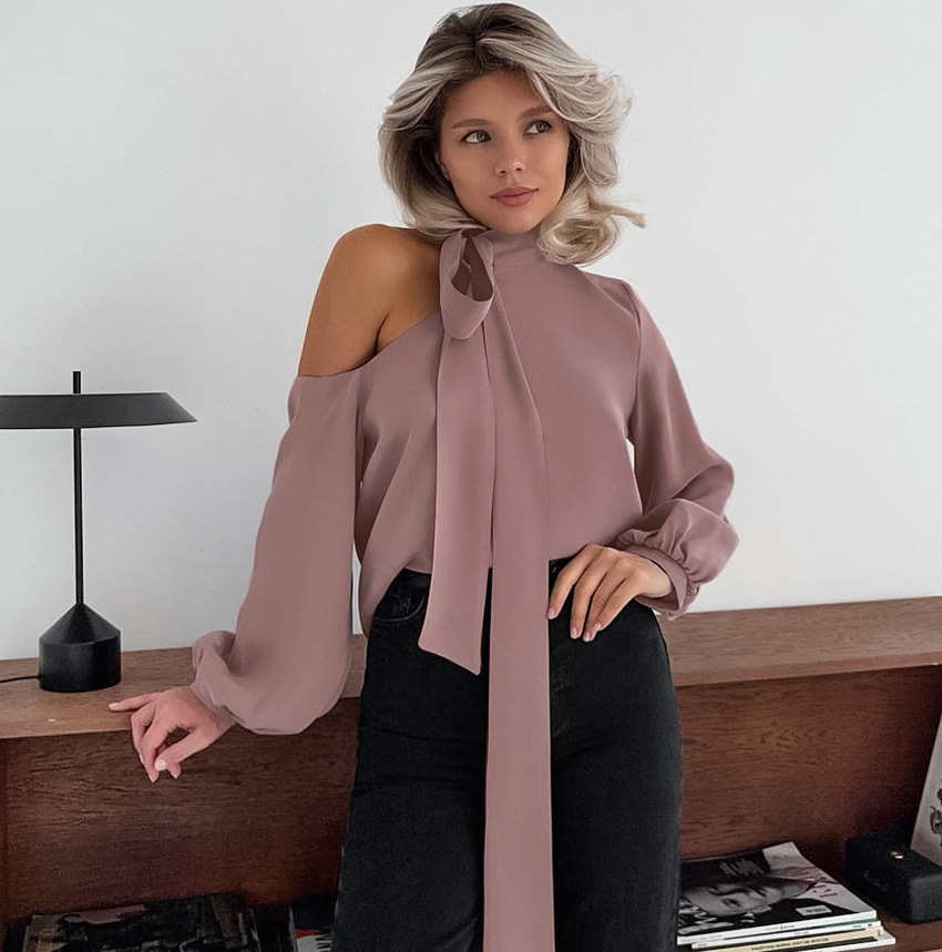 Satijnen damesblouse met strik kraag en asymmetrische zoom – Livia