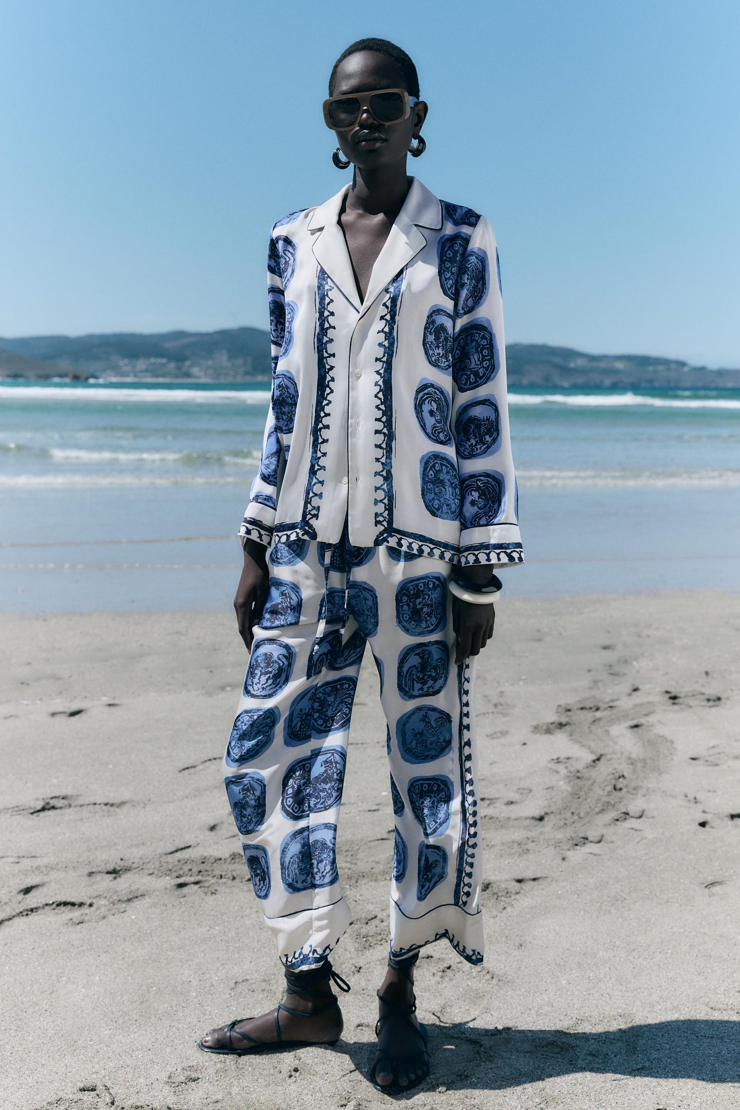 Blouse en broek set met Delfts blauwe print – Noor