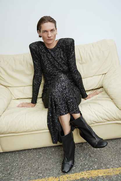 Maxi glitterjurk met open rug en lange mouwen – Yara