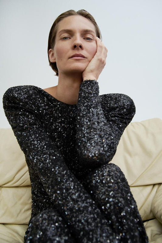 Maxi glitterjurk met open rug en lange mouwen – Yara