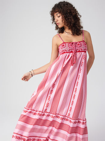 Gehaakte maxi jurk in roze met accenten – Livia