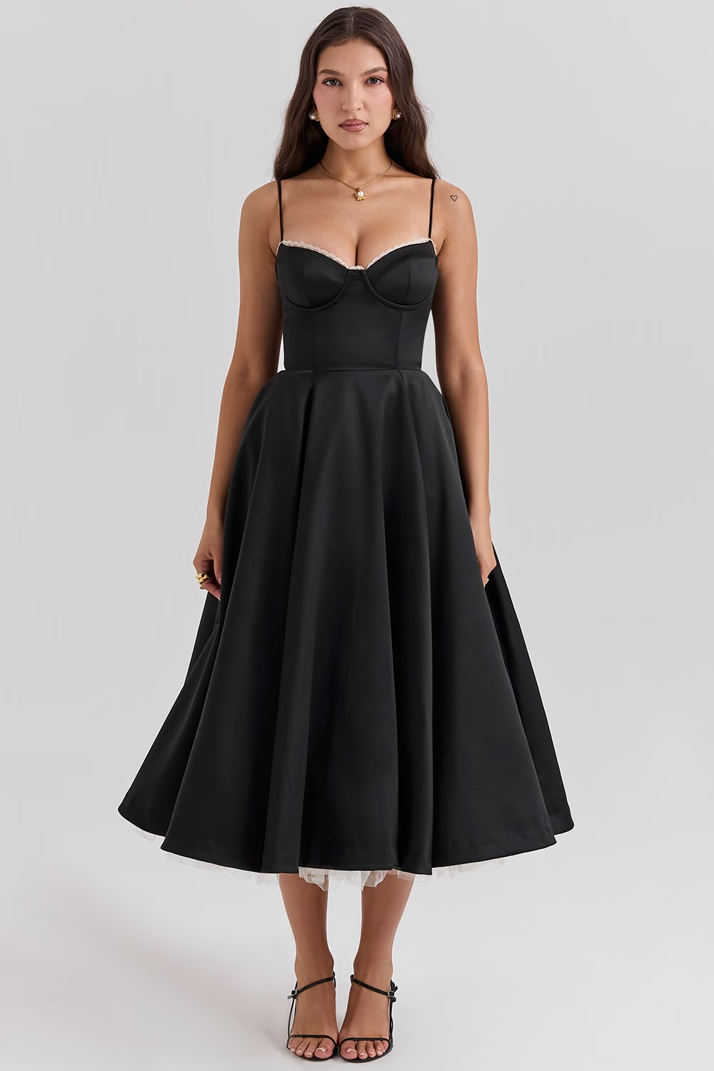 Satijnen midi jurk met tule en sweetheart hals – Isla