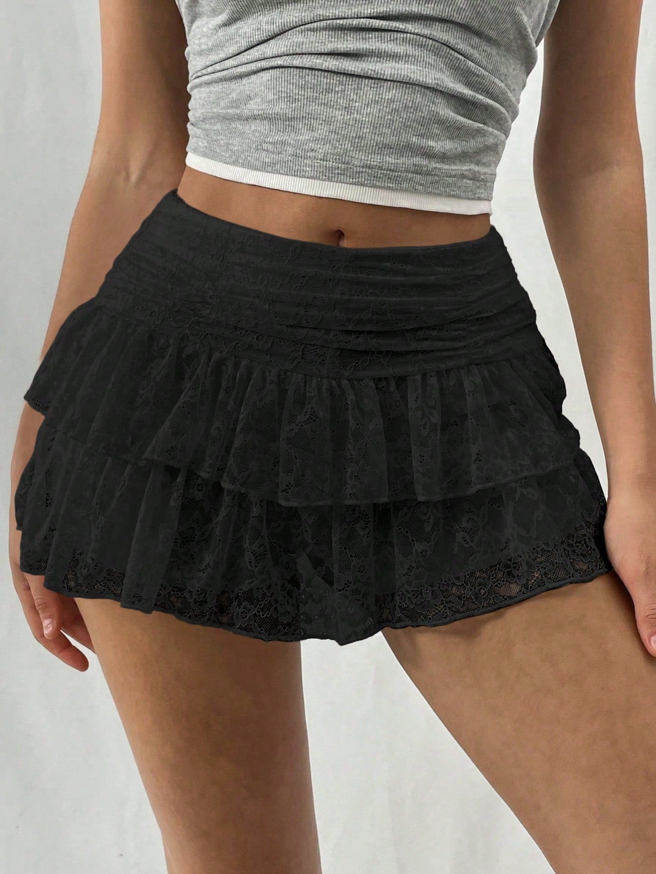 Kanten minirok met ruches en ingebouwd shortje – Lola