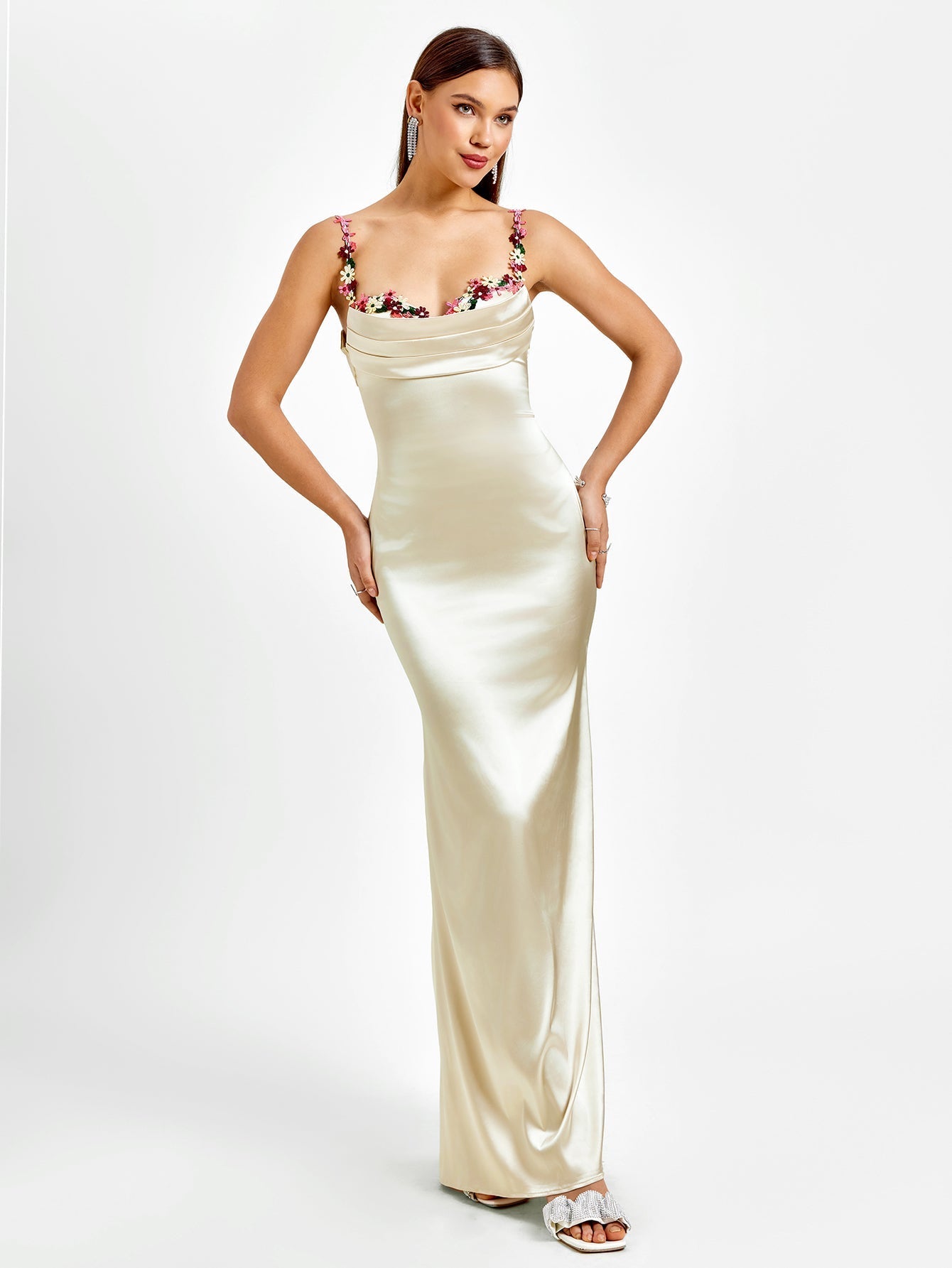 Satijnen maxi jurk met bloemenbandjes en drapering – Evelisse