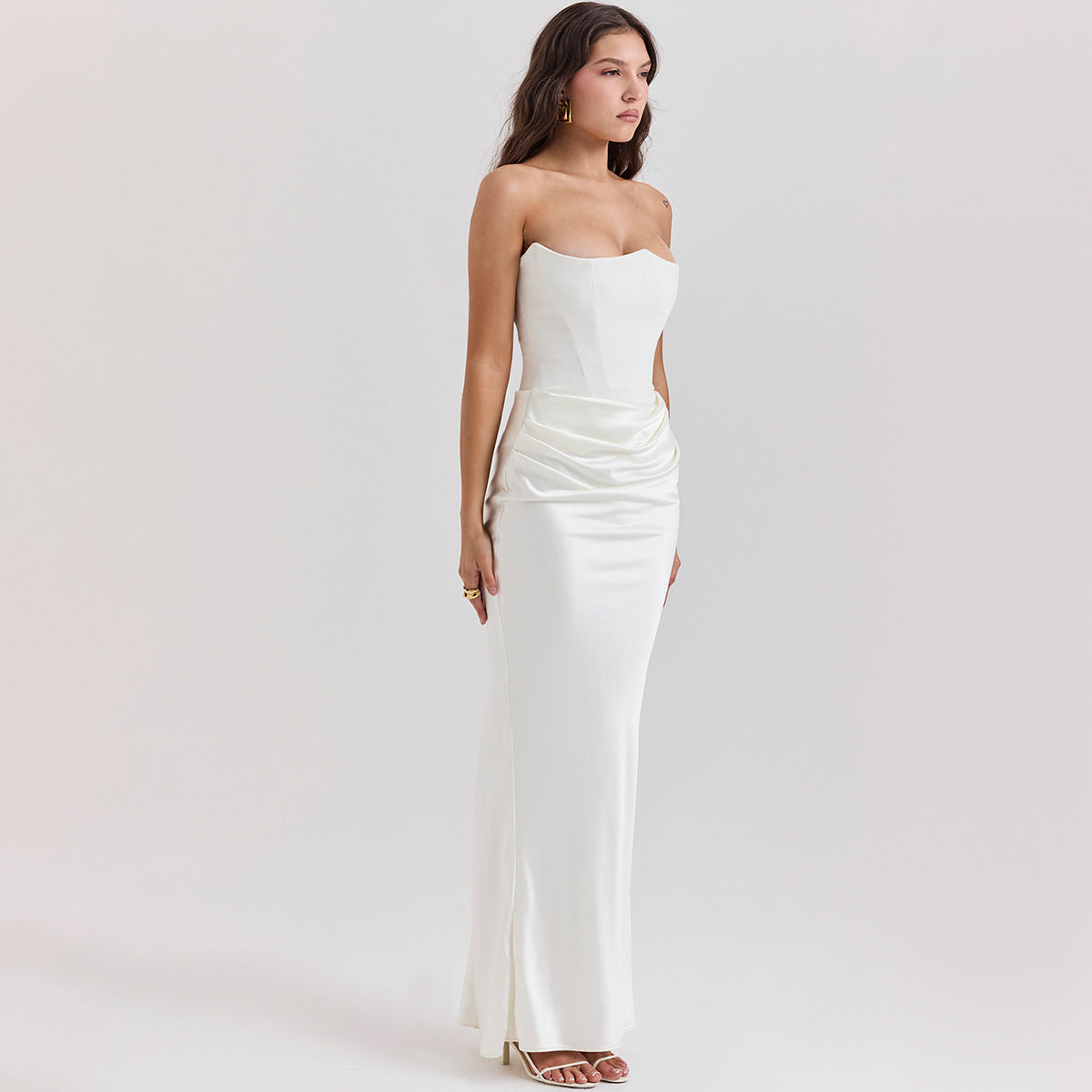 Strapless satijnen avondjurk met drapering – Amina