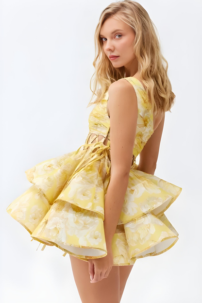 One-shoulder bloemenjurk met cut-outs en volume – Emma