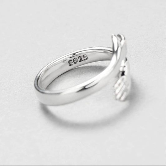 Zilveren Ring met Knuffelende Handen – Elegantie en Symboliek - Eva