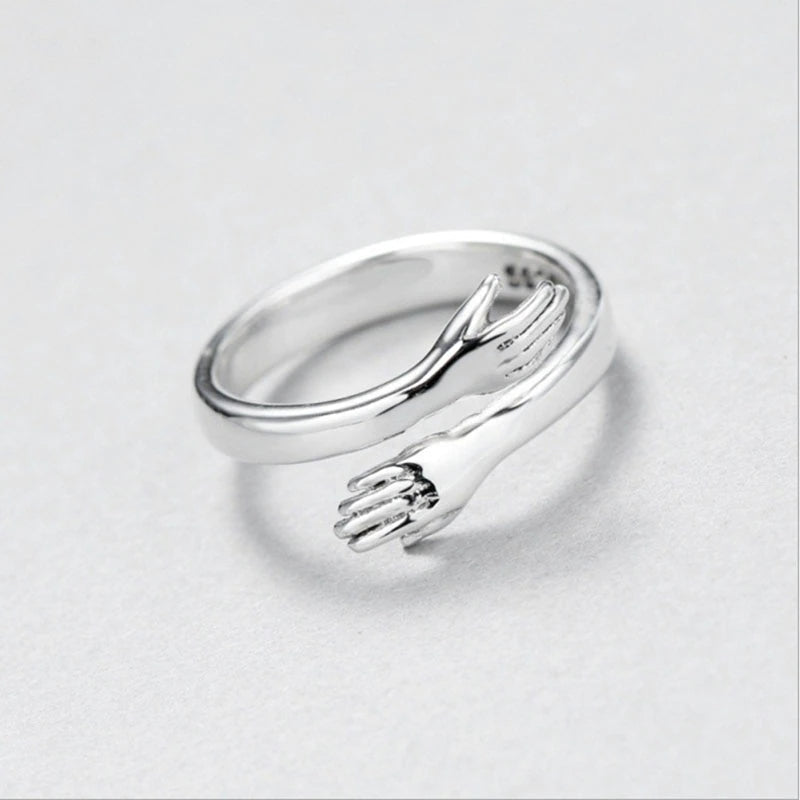 Zilveren Ring met Knuffelende Handen – Elegantie en Symboliek - Eva