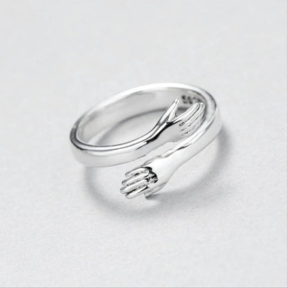 Zilveren Ring met Knuffelende Handen – Elegantie en Symboliek - Eva