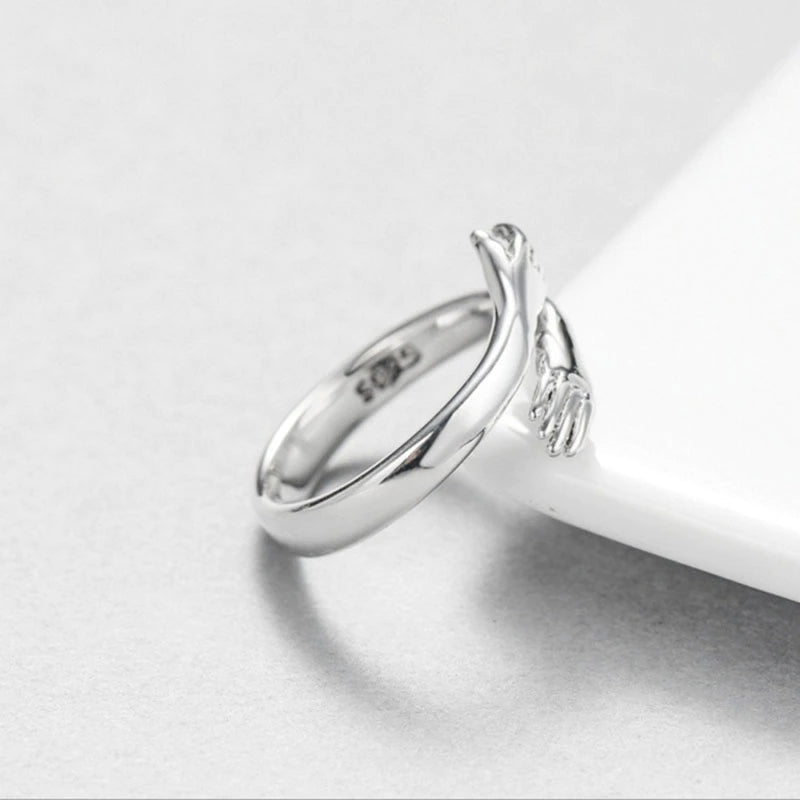 Zilveren Ring met Knuffelende Handen – Elegantie en Symboliek - Eva