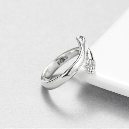 Zilveren Ring met Knuffelende Handen – Elegantie en Symboliek - Eva